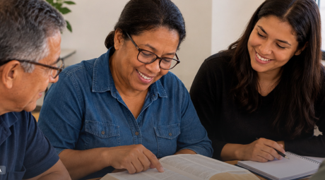 La alfabetización va más allá de la enseñanza y alcanza a las personas con el mensaje de la Biblia
